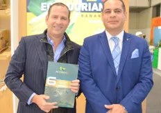 Ricardo Umpierrez, presidente de Acorbanec en Ecuador y Richard Salazar quienes lanzaron la publicación del 60 aniversario de su industria.